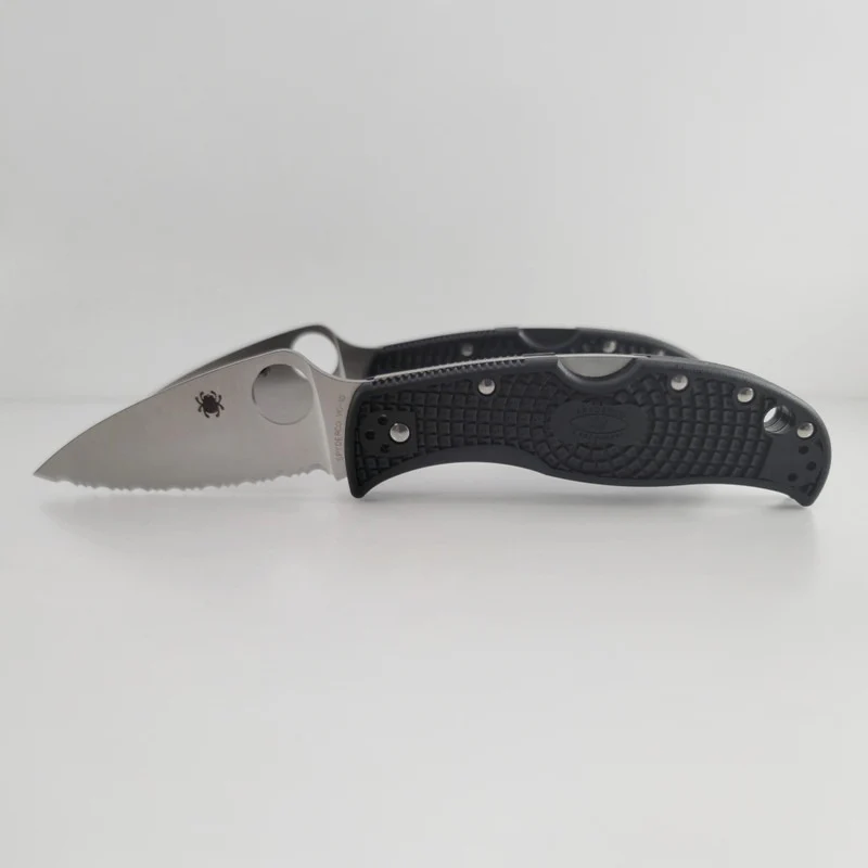 Spyderco LeafJumper, VG10 Steel Blade with Black FRN Handle - Image 4