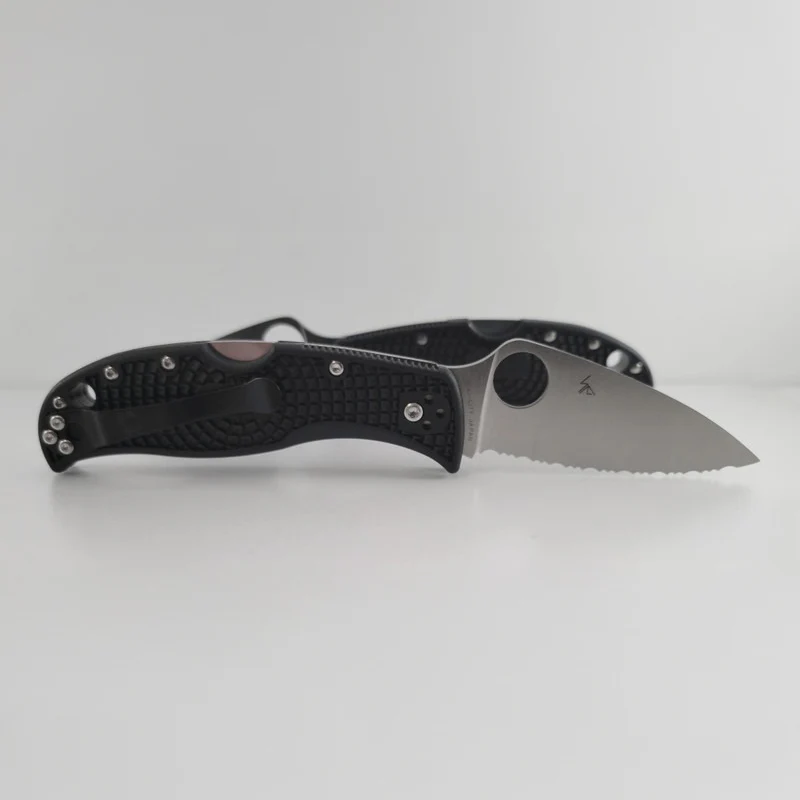 Spyderco LeafJumper, VG10 Steel Blade with Black FRN Handle - Image 5